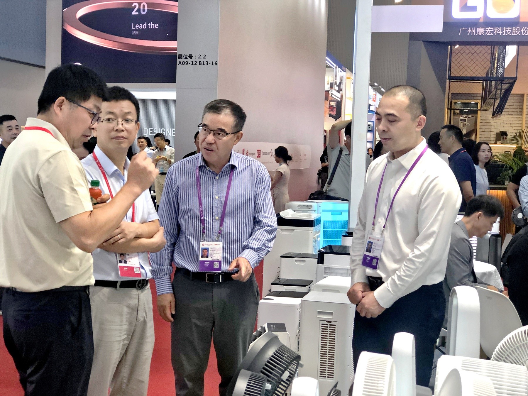 周高副市長一行視察第138屆廣交會慈溪進(jìn)出口控股公司展位